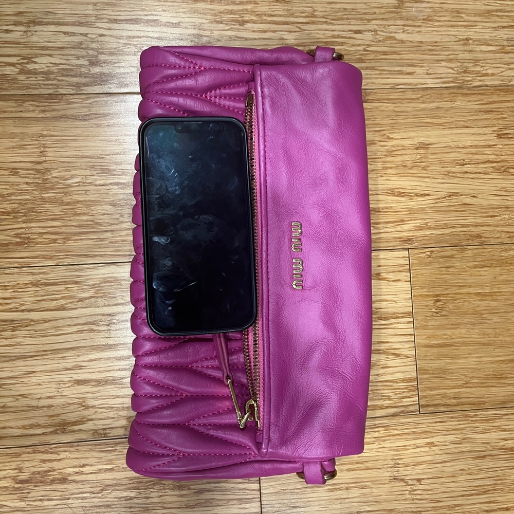 Miu Miu Pink Leather clutch bag with snap closure, zipped deep flap pocket. - Picture 10 of 14